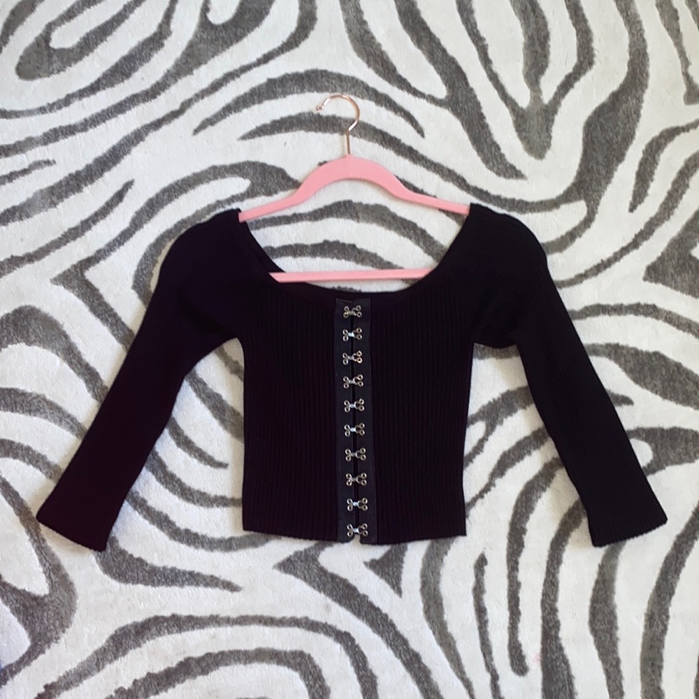 Black mid rise top